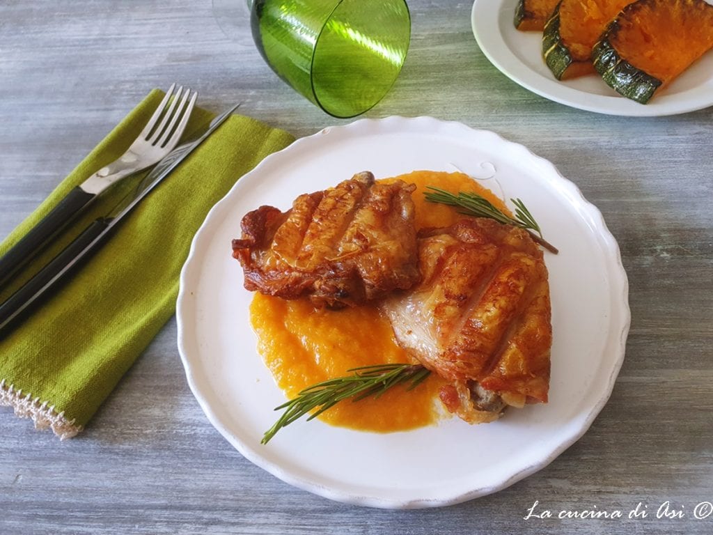 hauts de cuisse de poulet rôti avec crème de potiron crémeuse et romarin