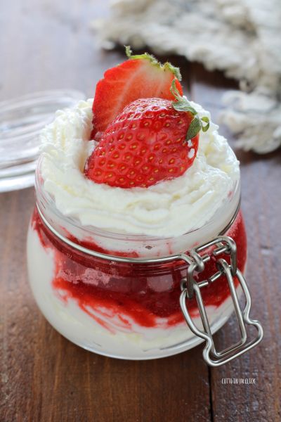 laisser reposer au réfrigérateur et servir avec une petite fraise ou des feuilles de menthe