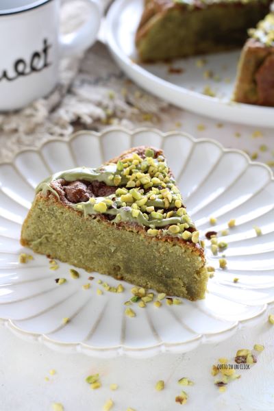 laissez refroidir le gâteau et décorez avec de la pâte à tartiner au pistache et des éclats