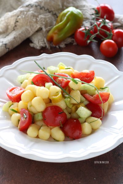 mélangez les gnocchettis et ajoutez la ciboulette hachée