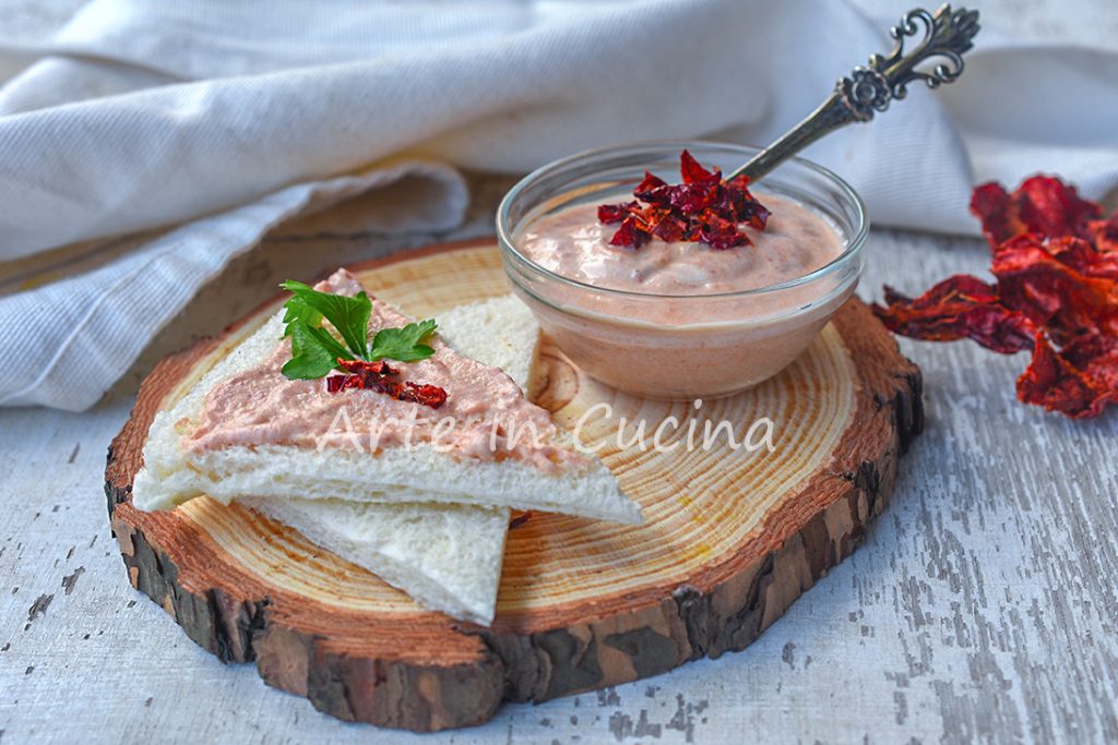 Mousse pour tartines avec piments cruschi très rapide