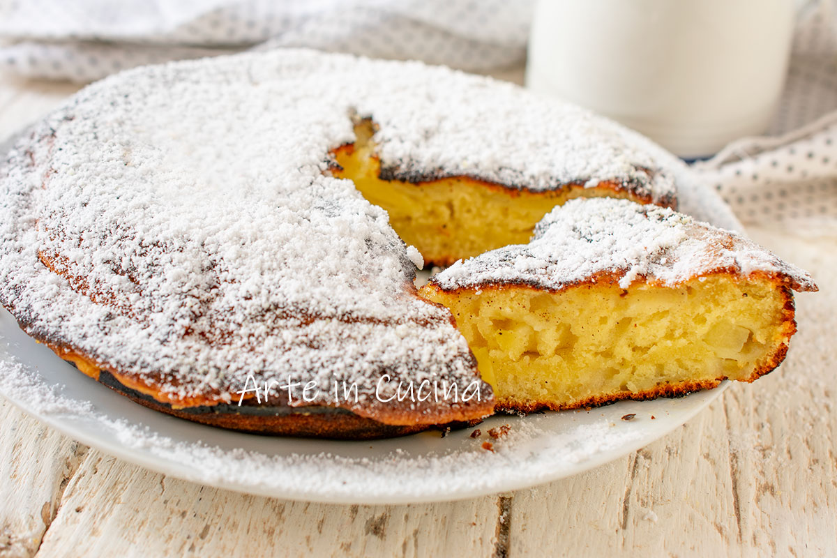 Omelette aux pommes et à la cannelle à la poêle