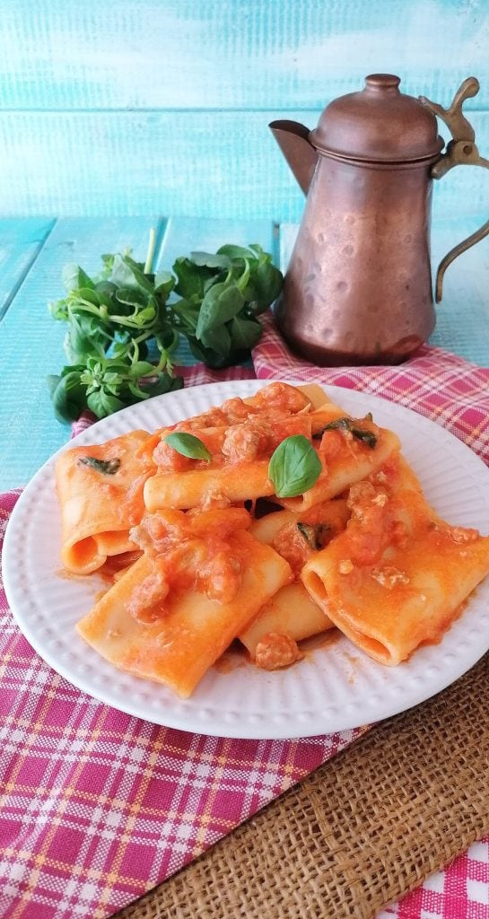 PACCHERI TOMATES CERISES SAUCISSE ET FROMAGE