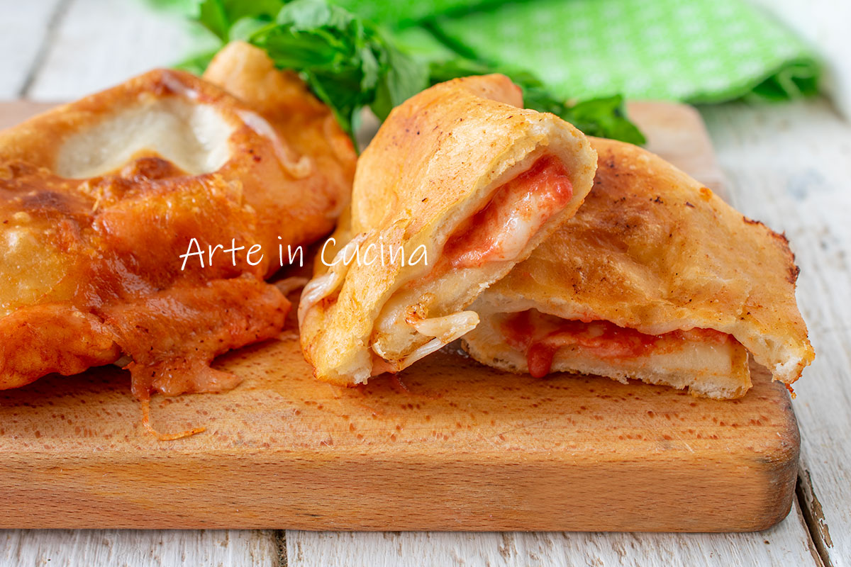 Panzerotti frits avec mozzarella et tomate