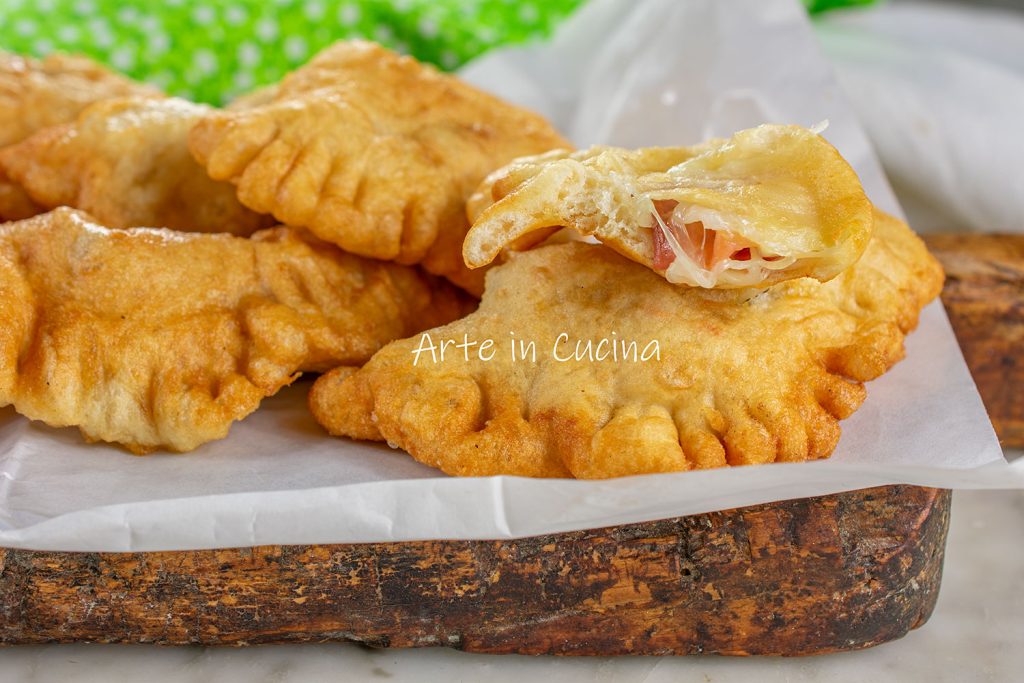 Panzerotti frits au speck et provola moelleux