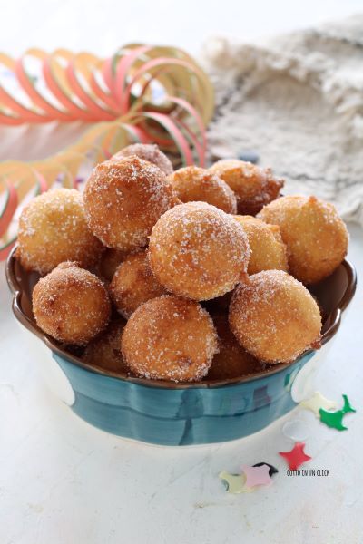 passe les castagnoles dans le sucre et sers