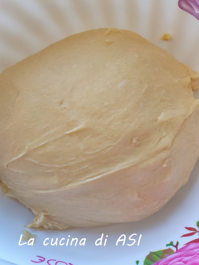 pâte lisse et élastique du panettone gastronomique formée pour la première levée