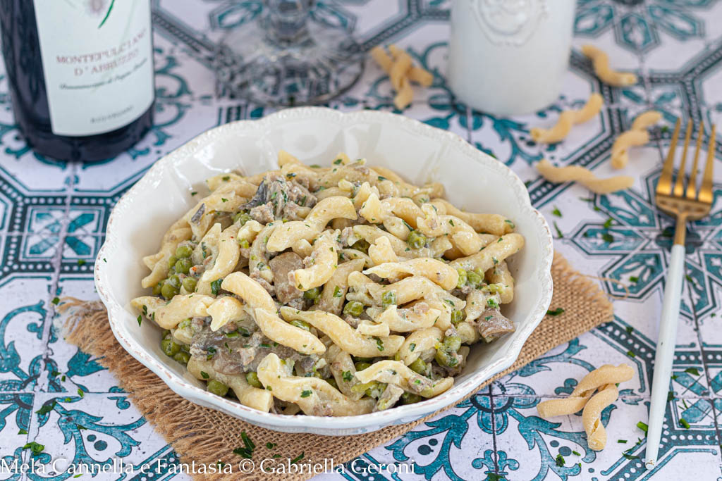 Pâtes à la boscaiola blanche avec champignons et petits pois