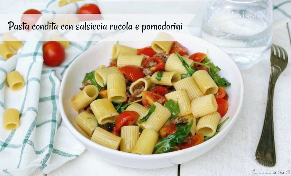 pâtes-assaisonnées-avec-roquette-saucisse-tomates-cerises
