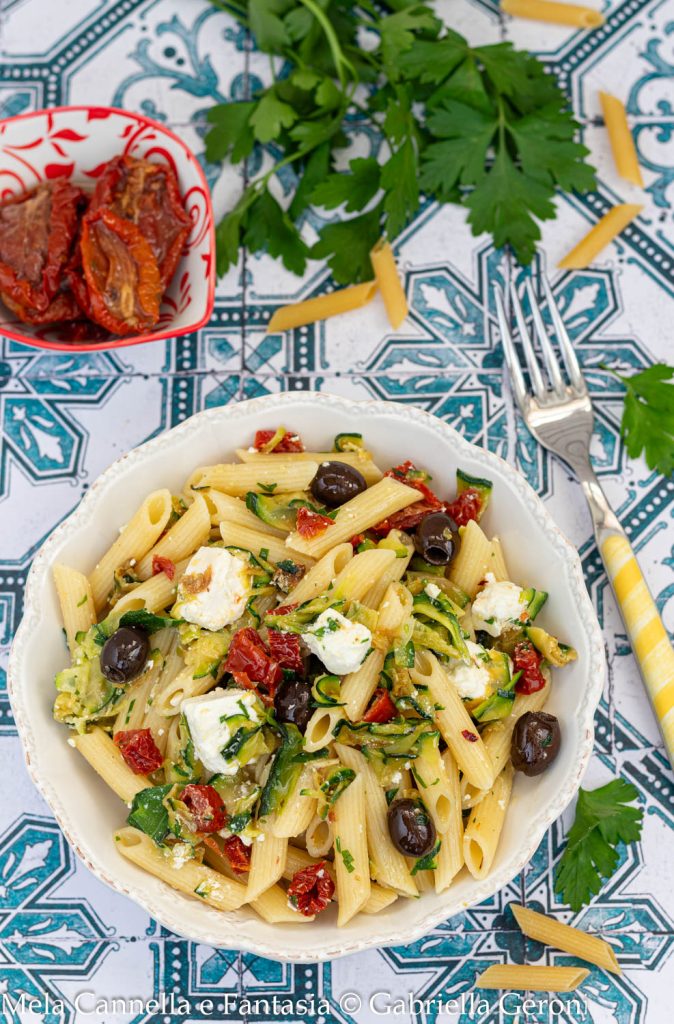 pâtes froides avec courgettes