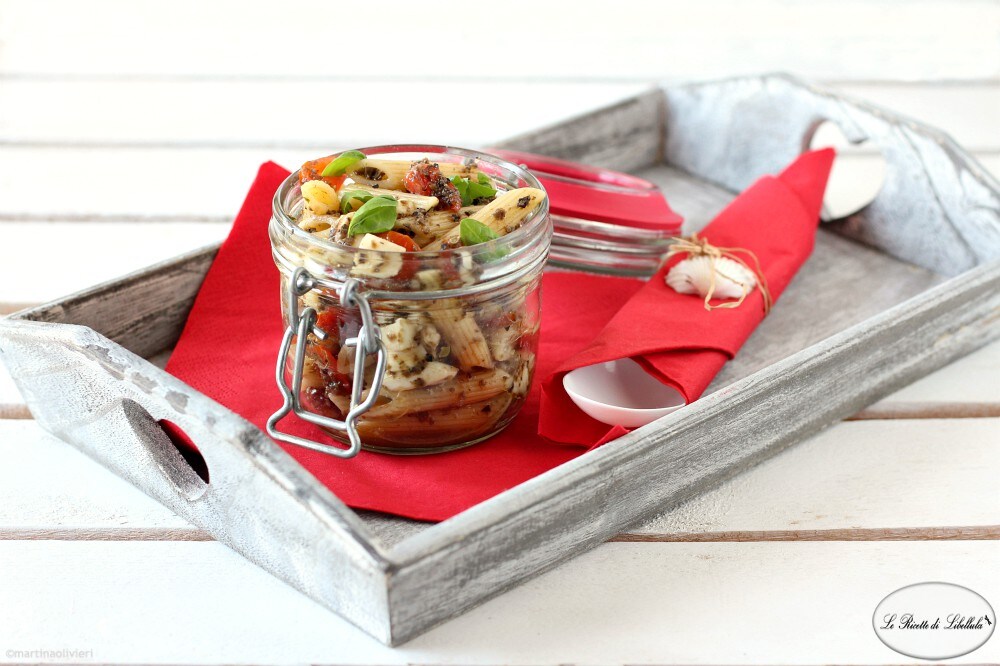 Pâtes froides avec tomates cerises, mozzarella et olives