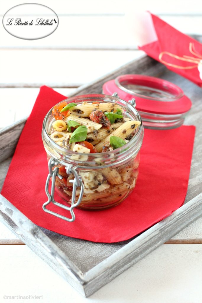 Pâtes froides avec tomates cerises, mozzarella et olives