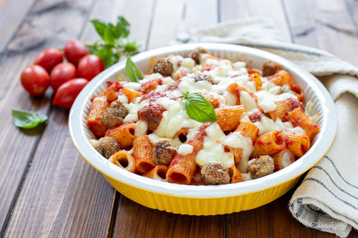 Pâtes au four avec boulettes et mozzarella