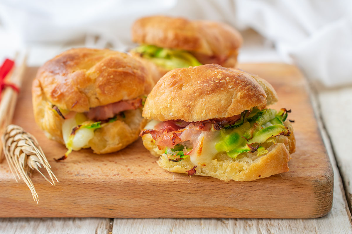 Petites focaccias avec courgettes et jambon
