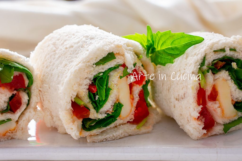 Petits roulés avec pain de mie tomates et roquette