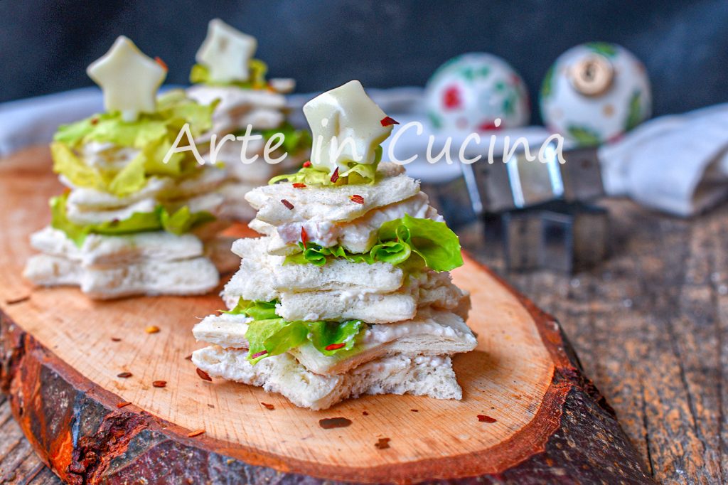 Petits sapins avec mousse à la mortadelle tartines de Noël