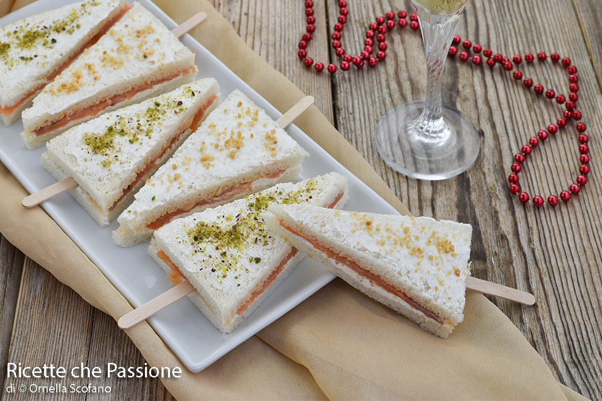 Petits sapins de sandwich au saumon pour Noël