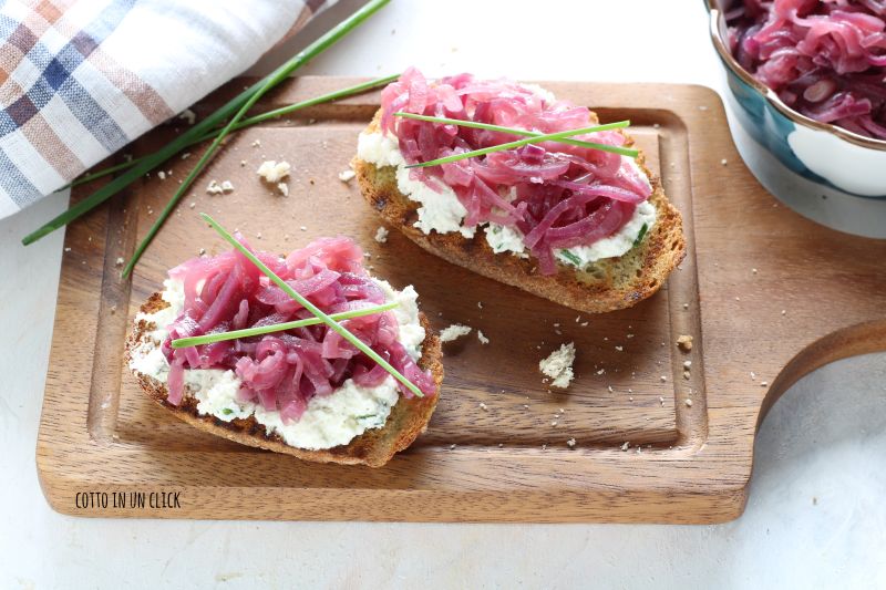 Crostini avec oignons caramélisés et fromage