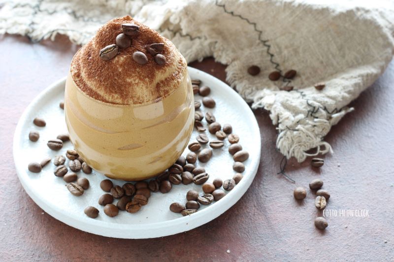 mousse au café avec de l'eau