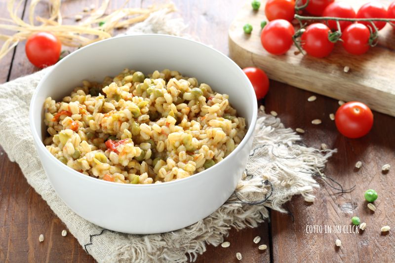 orzotto con piselli e pomodorini in pentola a pressione