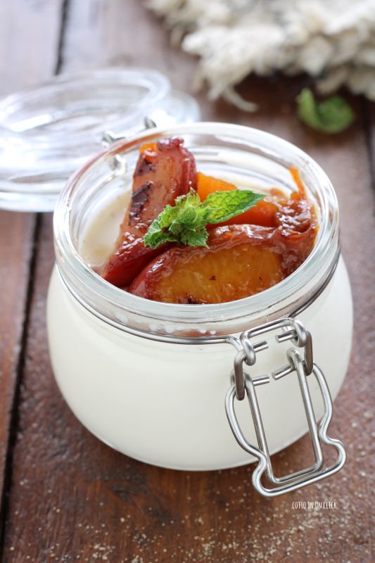 panna cotta aux pêches caramélisées