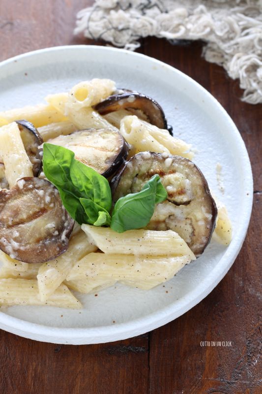 pâtes cacio e pepe avec aubergines