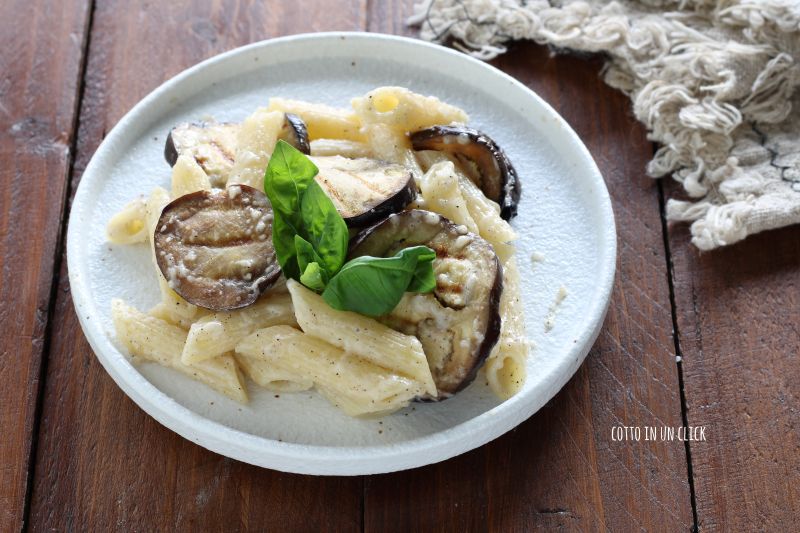 Pâtes cacio e pepe avec aubergines