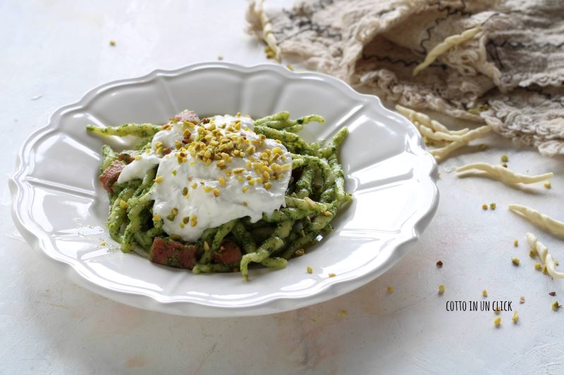 pâtes froides avec pesto de roquette, mortadelle et burrata