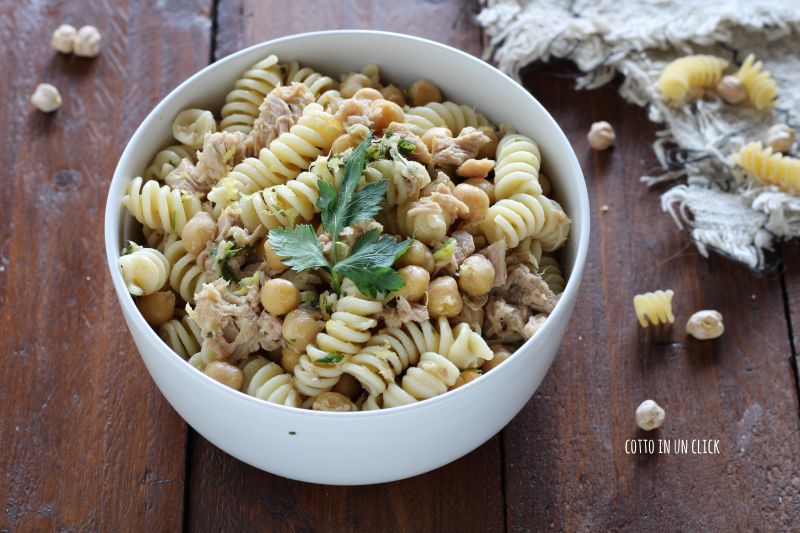 Pâtes froides avec pois chiches, thon et citron