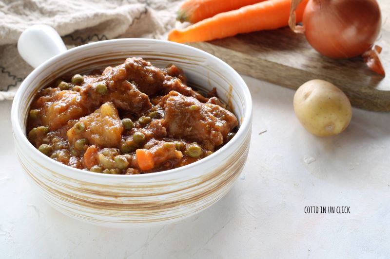 ragoût de veau avec pommes de terre et petits pois en cocotte-minute