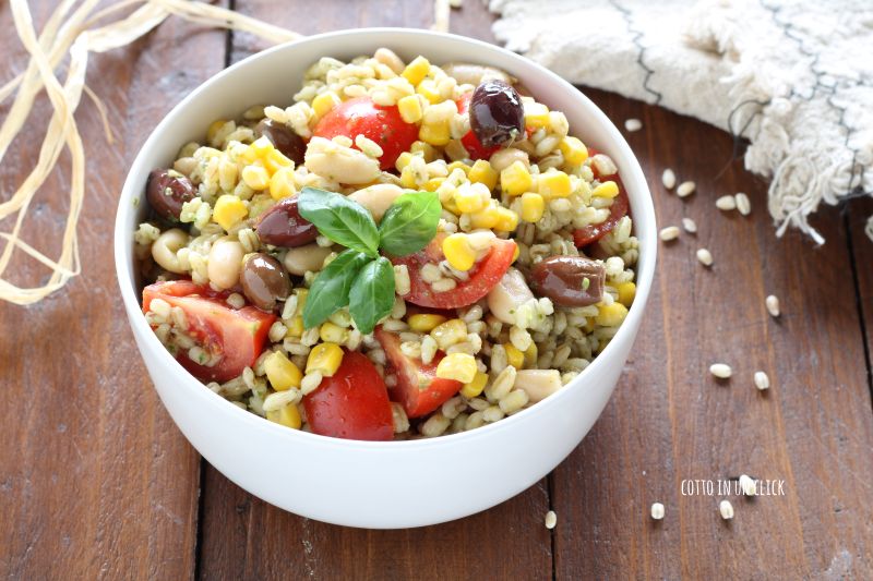 Salade d&rsquo;orge estivale avec tomates cerises, maïs et olives
