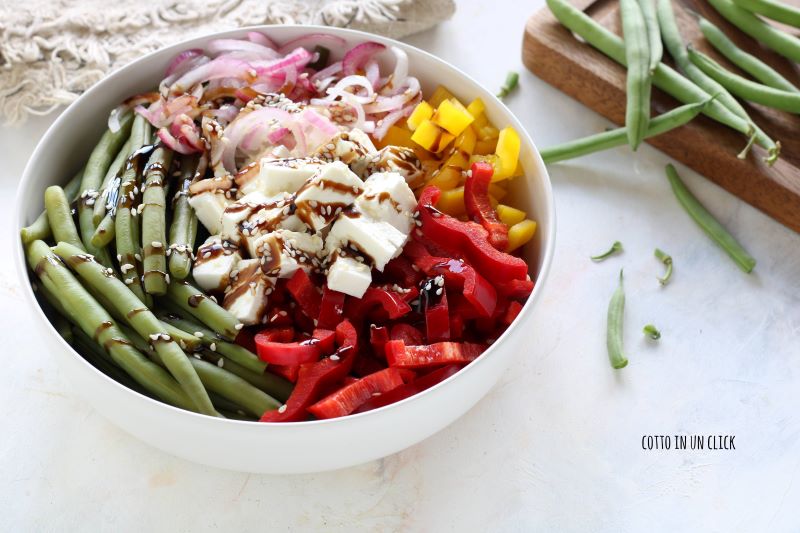salade de haricots verts d'été avec poivrons et feta
