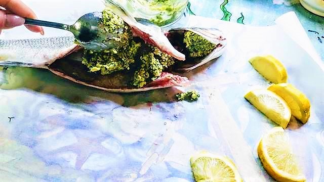 Bar commun en papillote avec pommes de terre et herbes