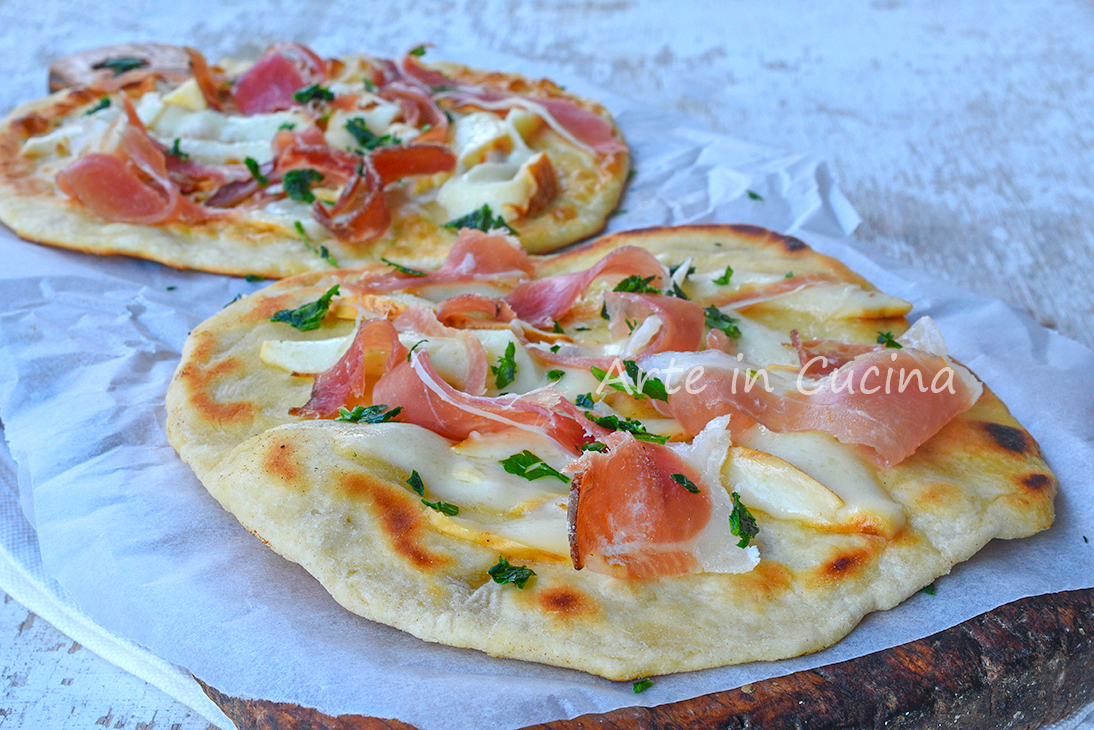 Pizza de pain rapide speck et provola à la poêle