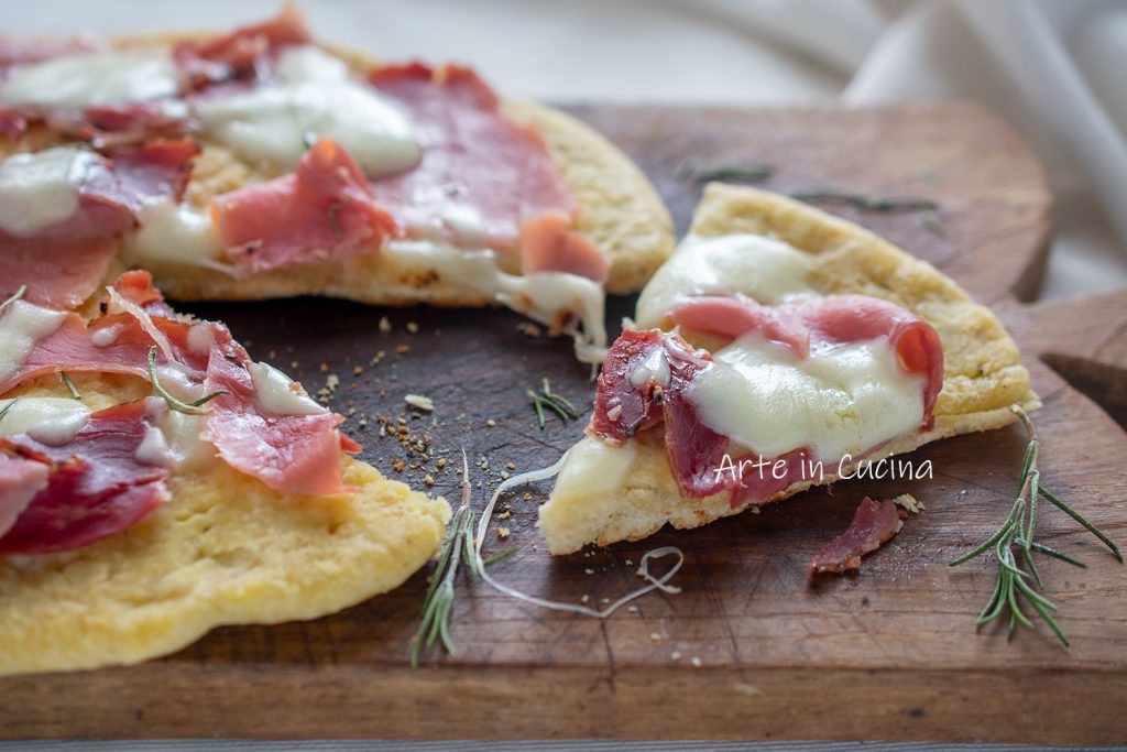 Pizza eau et farine speck et provola