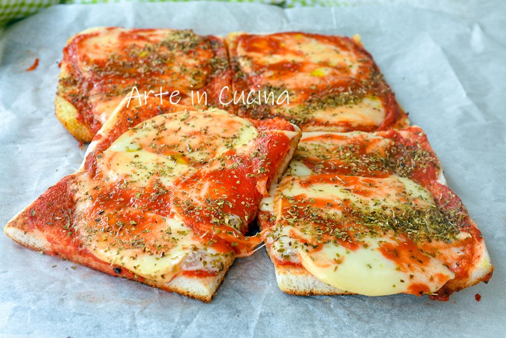 Pizza de pain de mie mozzarella et tomate à la poêle