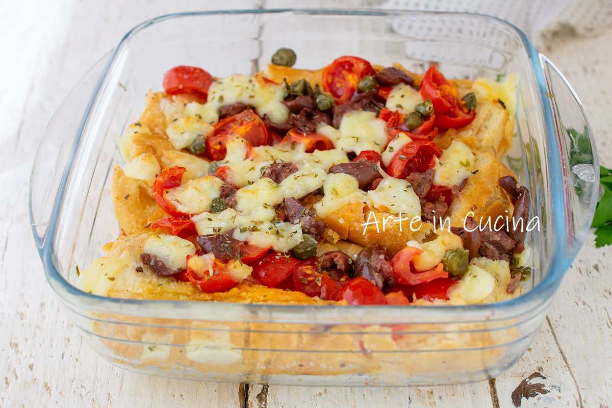 Pizza de pain rassis avec tomates et olives
