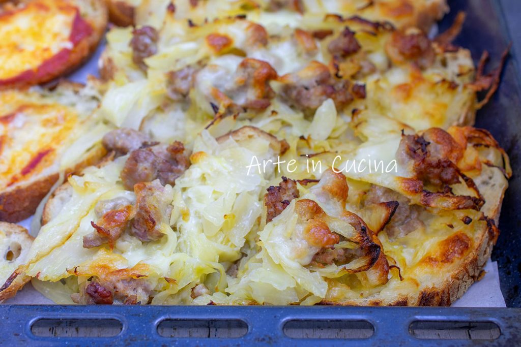 Pizza de pain avec saucisse et choucroute