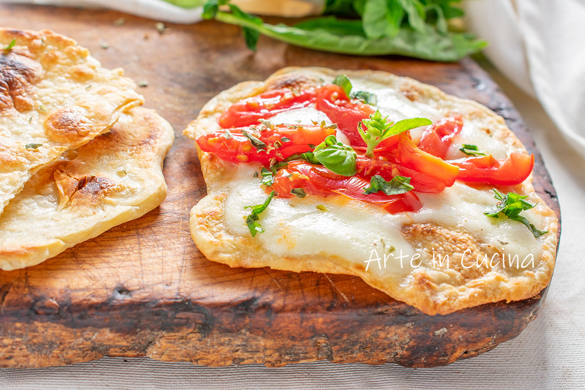 Petites pizzas de pain feuilletées à la poêle rapides