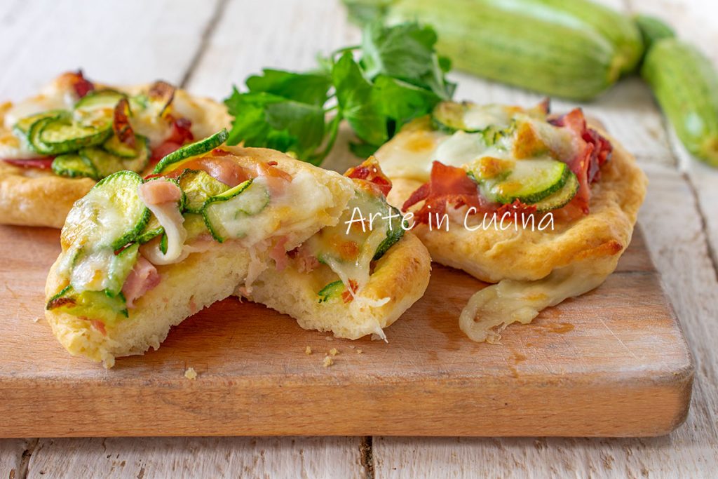 Pizzettes de pain avec courgettes et speck