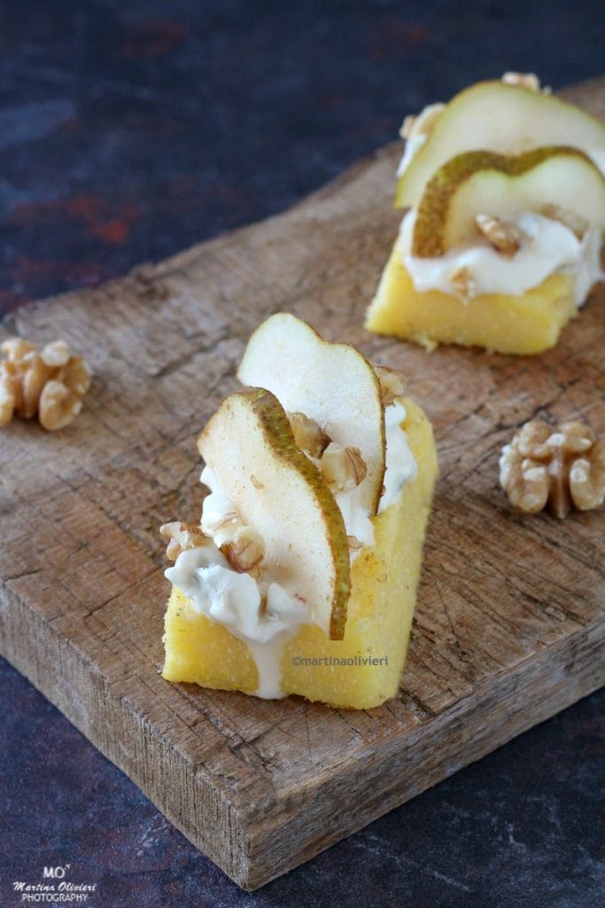 Crostini de polenta avec gorgonzola, poires et noix