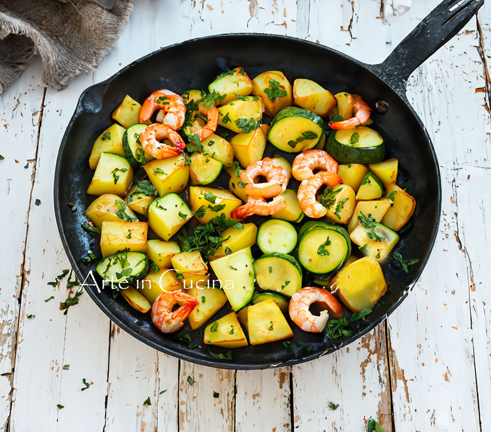 Pommes de terre aux crevettes et courgettes à la poêle