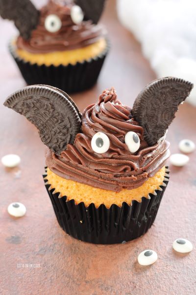 posez les petits yeux en sucre sur les gâteaux et servez