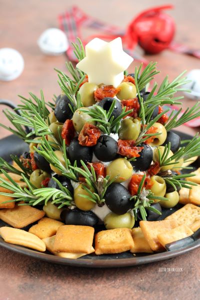 posez l'étoile de fromage sur le sommet, ajoutez quelques bâtonnets salés et servez