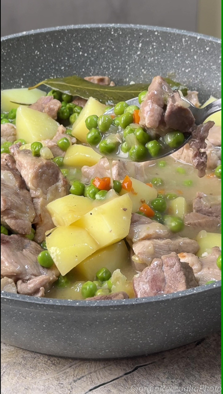 ragoût de porc avec pommes de terre et petits pois
