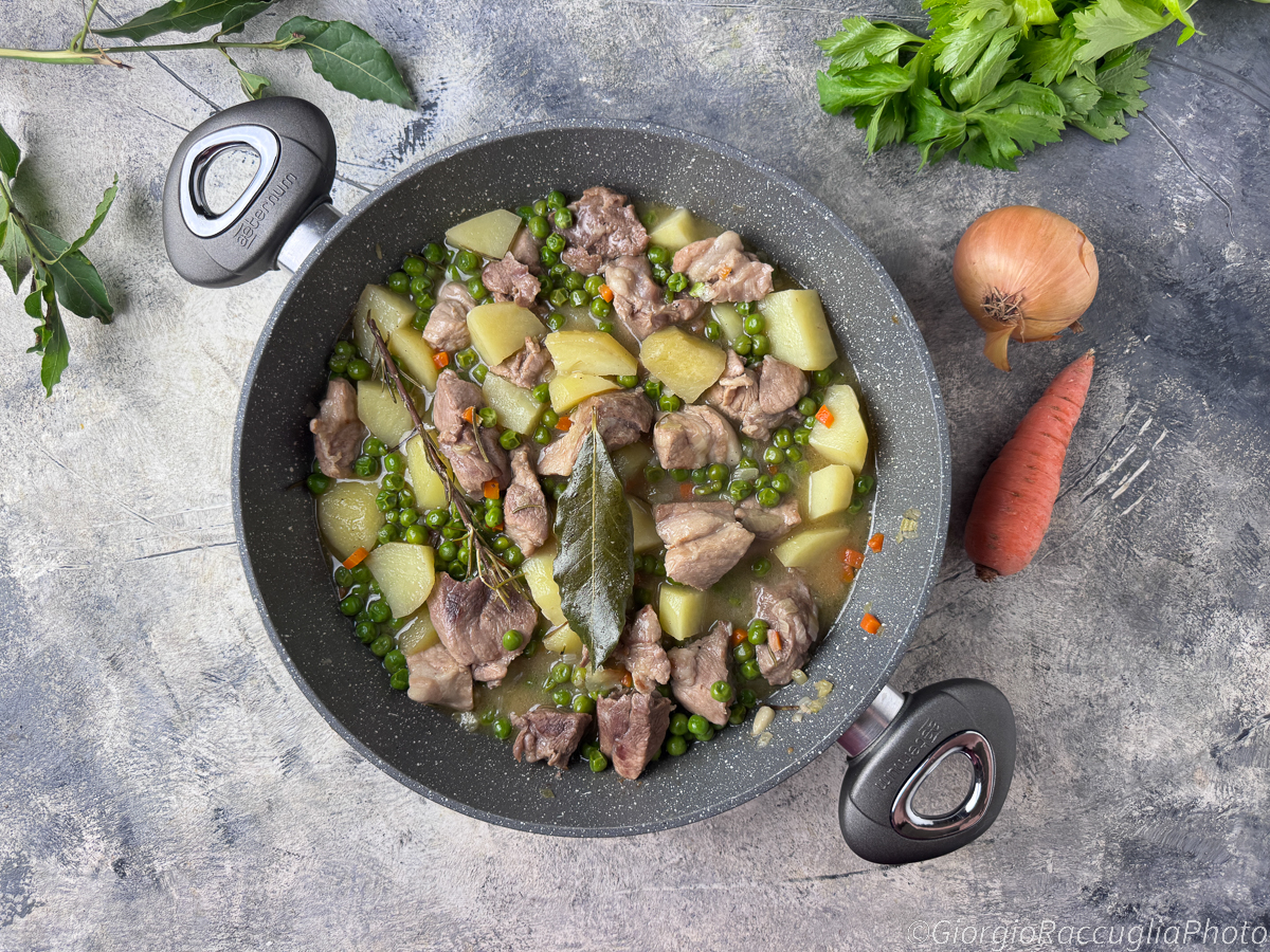 Ragoût de porc avec pommes de terre et petits pois
