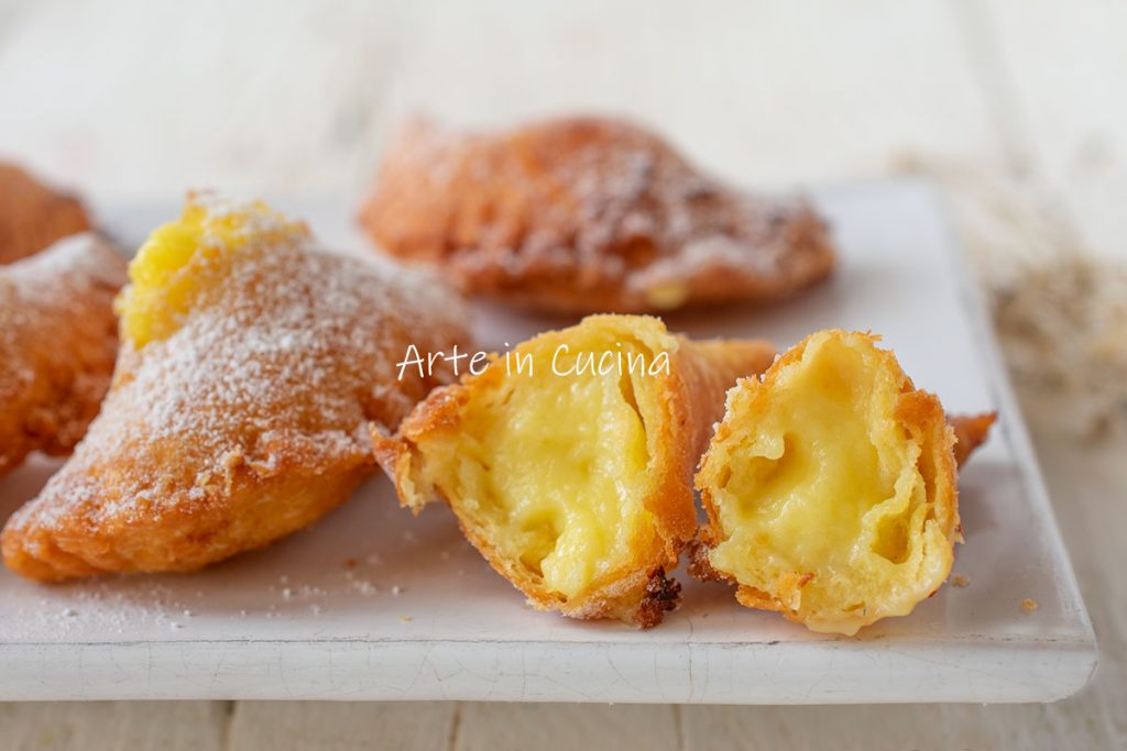 Raviolis frits à la crème sucrée de Carnaval
