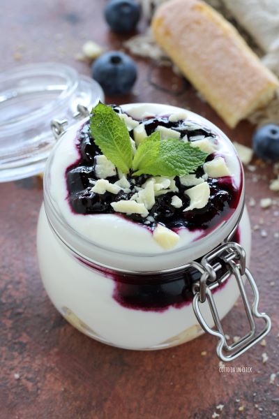 remplir les bocaux en alternant crème de yaourt et confiture et décorer avec des feuilles de menthe