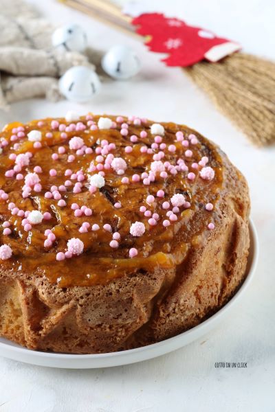 répartir sur la surface la confiture et les vermicelles de sucre