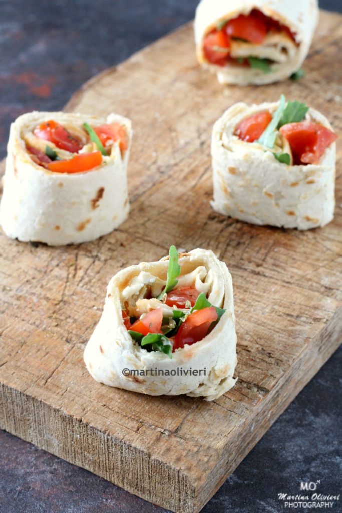 Roulé de piadina avec tomate et roquette